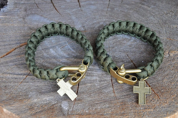 Bracelets en corde de parachute et leurs crucifix (BRONZE), recto-verso
