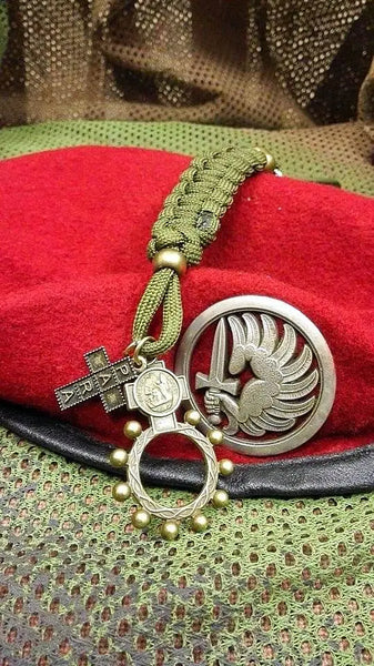 Le Dizainier des Armées (bronze) sur le béret rouge